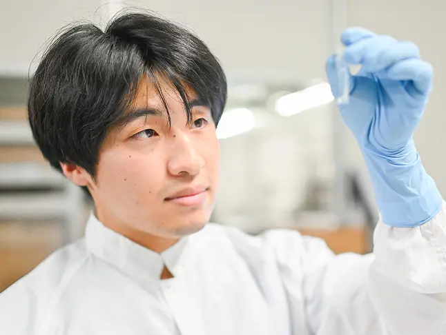 研究者が実験室で作業している様子
